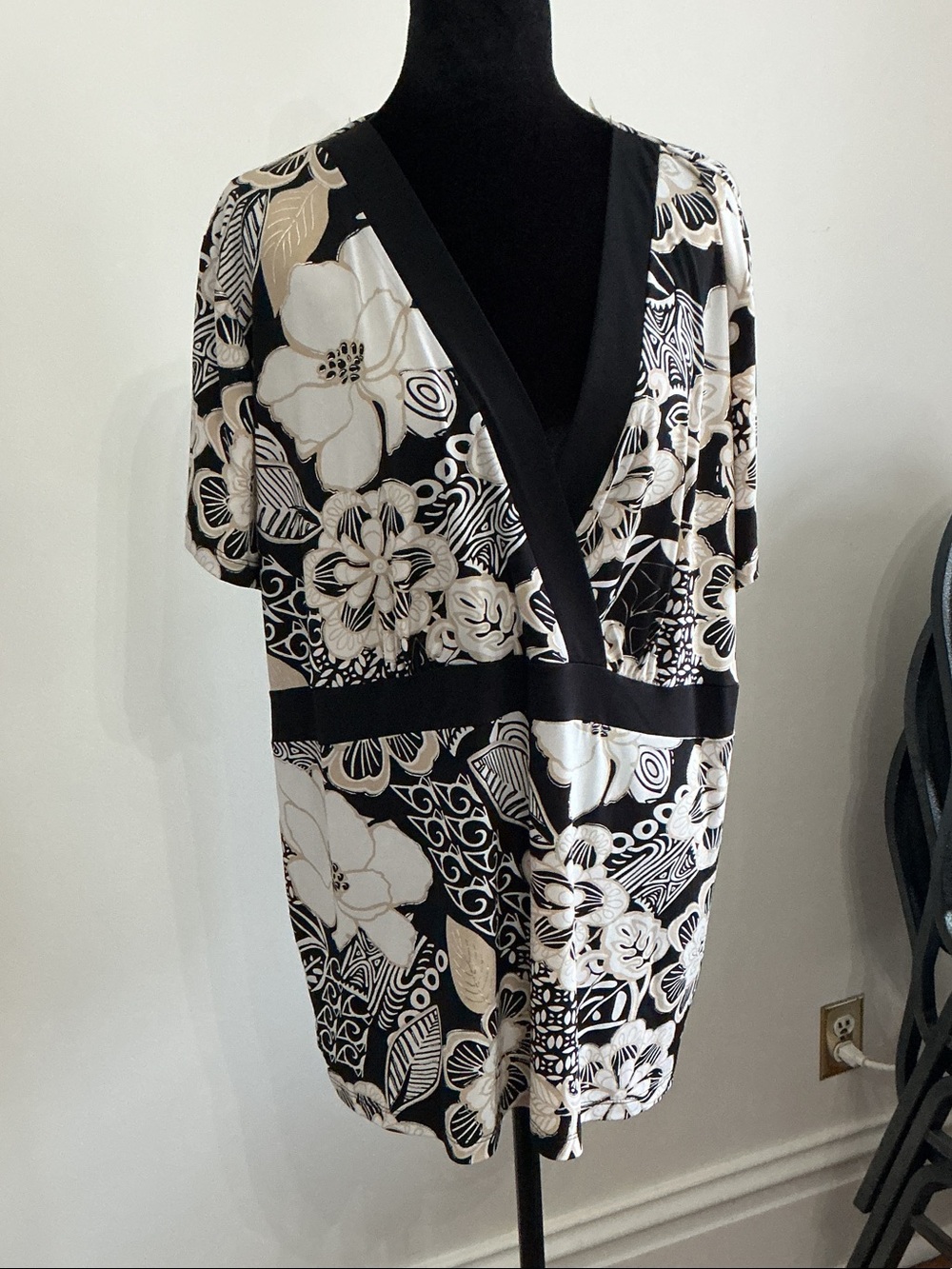 Pennington top black white beige short sleeved